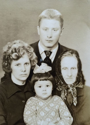 Helene Zewzukowa (geb. Stein) mit ihren erwachsenen Kindern Josef Osipowiz und Ewgenia-Helene Josufowna sowie Enkelin Helene Konstantinowna