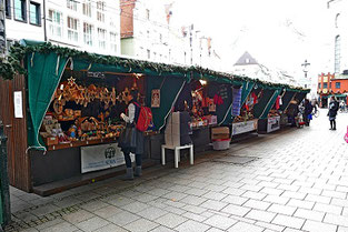 Weihnachtsmarktbuden in der kurzen Maxstraße mit diversen Produkten,  Sternen, Strickwaren und vielem mehr