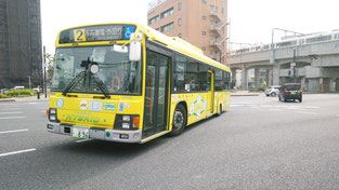 奈良交通の路線バス（市内循環ラッピング車）