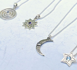 Silberketten mit symbolischen Anhängern und Edelstein in Silber