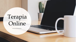 Foto de consulta online entre el terapeuta y paciente. 