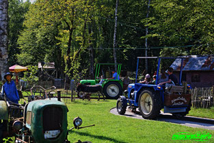 Traktorfahrt Traktorbahn Traktor Bqahn Landerlebnis Janßen Westerstede Freizeitpark Themepark Amusementpark Achterbahn Attraktionen Fahrgeschäfte Parkplan Park Plan Anfahrt Parkplatz