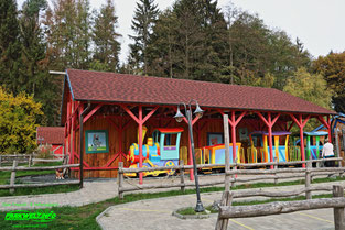 Verrückte Bauernhoffahrt SBF Visa Looney Tooter Train  freizeit land Geiselwind freizeitland freizeitpark themepark guide map parkplan anfahrt achterbahn attraktion karussell adresse preise 