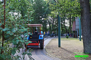 Traktorenbahn Traktorbahn Metallbau Emmeln Tier Freizeitpark Thüle Friesoythe Niedersachsen Attraktionen Adresse Map Guide Park Plan Achterbahn Rollercoaster Tiere Fahrgeschäfte Infos 