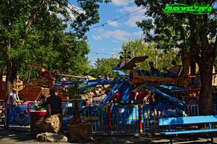 Jacks Fluggerät Zamperla Roter Baron freizeit land Geiselwind freizeitland freizeitpark themepark guide map parkplan anfahrt achterbahn attraktion karussell adresse preise 