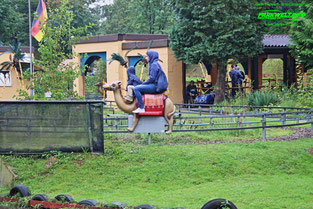 Kamelreitbahn Metallbau Emmeln Reitbahn Rasti Land Freizeitpark Themepark Salzhemmendorf Attraktionen Neuheit Map Guide Anfahrt Preise Adresse Park Plan Achterbahn Öffnungszeiten