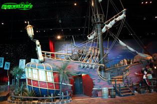 Scheve Schuit Piratenschiff Piraten Schiff Plopsa Indoor Coevorden Freizeitpark Themepark Niederlande holland Achterbahn Coaster Attraktionen Fahrgeschäft Center Parcs Huttenheugte Park Plan Map Guide Flyer Info Fahrgeschäfte 