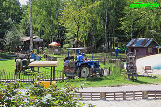 Traktorfahrt Traktorbahn Traktor Bahn Landerlebnis Janßen Westerstede Freizeitpark Themepark Amusementpark Achterbahn Attraktionen Fahrgeschäfte Parkplan Park Plan Anfahrt Parkplatz