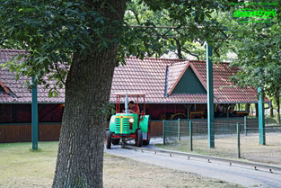 Traktorenbahn Traktorbahn Metallbau Emmeln Tier Freizeitpark Thüle Friesoythe Niedersachsen Attraktionen Adresse Map Guide Park Plan Achterbahn Rollercoaster Tiere Fahrgeschäfte Infos 