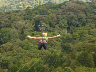 Disfrute de Canopy Extremo en Monteverde viajando desde La Fortuna