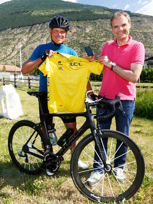 Jan Ullrich mit Moderator Josef Bernhart: Gelbes Trikot für den guten Zweck ©