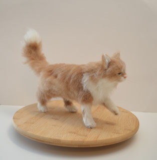 Katze, Realistische Katze aus Filz, gefilzte Tierskulptur, süsse Katze, Filztiere, Filzkatze, Filztier, Weihnachtsgeschenk, Katzenfans, gefilzte Katze, Swissmade, Schweiz, handgemacht, Tier Skulptur, Haustier Skulptur Filz 