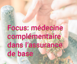 Globules étalés sur un support gris avec un flacon de médicaments brun.
