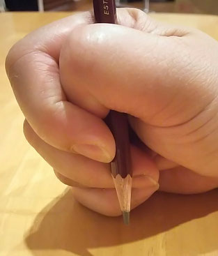 親指が人差し指に潜り込む