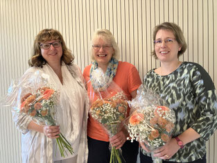 Die abtretende Sekretärin Karin Waltenspül (Mitte) wird umrahmt von der neuen Kirchenrätin Kirsten Winkler (links) und der neuen Sekretärin Doris Freitag (rechts).
