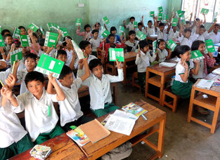 Les enfants viennent de recevoir leurs fournitures scolaires.