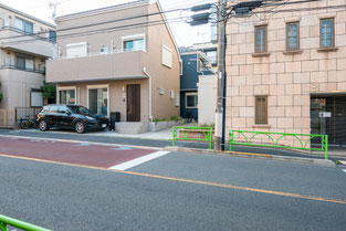5月17日撮影の現地　隣は人気洋菓子店です
