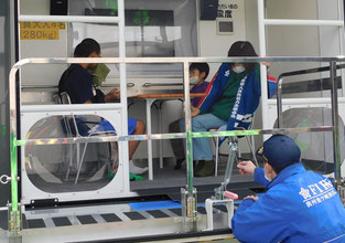 地震体験車で東日本大震災の揺れを体験する参加者