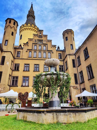 Hochzeit, Trauung, Brunnen, Dekoration, Heiraten, Schloss Arenfels, Blumen, 