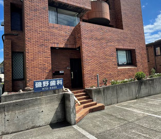 勝浦市　武道大学近く　２９７号線　レンガの建物　青い看板