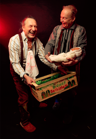 Weihnachtstheaterstück Ox und Esel von und mit Norbert Ebel Pressefoto Zwei Männer und ein Baby