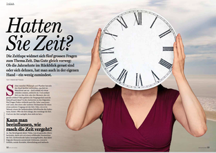 Manuela Deigert über mich Bericht im Magazin Zeitlupe mit Bild vom Oberkörper einer Frau am Strand, die sich eine grosse Uhr vor das Gesicht hält
