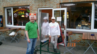 e-motion Kleve e-Bike Akku laden beim Imbiss des Vertrauens