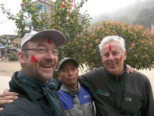 v.l.: Roland Groth, Trekking Guide Nabaraj Tamang und Matthias Schrenk mit den roten Farben im Gesicht, die am Holi-Fest gegenseitiges Glück verheißen.