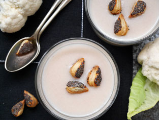 Karfiolcremesuppe / Mohnblüten