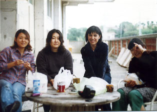 En Geidai, con compañeras de clase en un rato de descanso, en 2002.