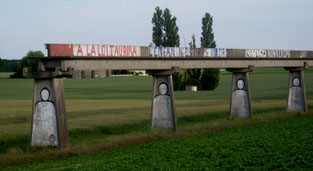 Le rail couvert de slogans