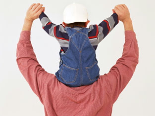 父親が子供を肩車している画像