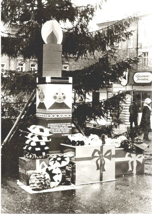 Weihnachtsmarkt 1981 in Radeberg. Wo heute die Weihnachts-Krippe steht, stand eine "Jahresendfigur"