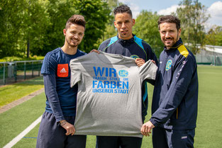 Fabio Couspatras, Benjamin Hakiri und Carlo Farella präsentieren das Motto des 1. FC Solingen für kommende Saison (Foto: 1. FC Solingen Media Team)