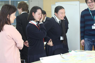 右から2人目が菅野希帆さん