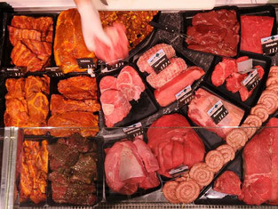 Vor allem Fleisch und Fisch sind sensibel: Verbraucher sollten diese Produkte am besten gleich nach dem Einkauf in eine Kühltasche packen. Foto: Julian Stratenschulte