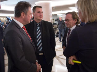 Claus Weselsky (l), Vorsitzender der Lokführer-Gewerkschaft GDL, spricht mit Ulrich Weber (r), Personalvorstand der Deutschen Bahn AG (DB). Foto: Frank Rumpenhorst