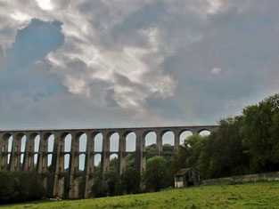 Viaduc der Eisenbahnlinie: Mühlhausen-Paris