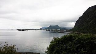 Blick auf Svolvær bei trüben Wetter.