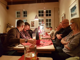 Ausgelassene Stimmung bei der Weihnachtsfeier im Kontraste in Neumünster.