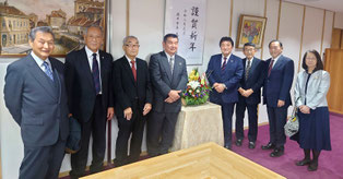 賀詞交歓会の後、市長に新年のご挨拶