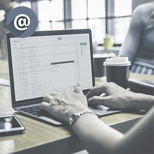 Laptop mit geöffneter E-Mail-Inbox und E-Mail-Symbol als Beispiel für digitale E-Mail-Archivierung im Kanzleialltag