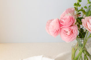 退職の花束。白やピンクのバラの花。