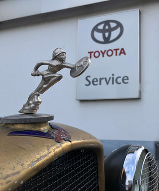 Kühlerfigur Salmson vor Toyotatafel