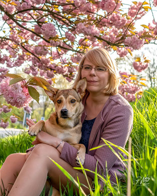 Hundetrainerin Rebecca Weiß mit ihrer Hündin Maya im Hamburger Stadtpark
