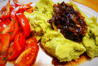 Grüner Kartoffelbrei mit gerösteten roten Zwiebel, vegan, vegetarisch, basisch