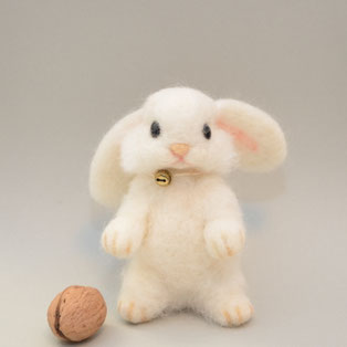 Osterhase Weiss, Osterhase mit Glöckchen, Osterhase mit Glocke, weisser Osterhase, süsser Osterhase aus Filz, Filztier Osterhase, Filzfigur Osterhase, Osterhase nadelgefilzt, Osterdeko Hase, Baby Hase Filz, nadelgefilzter Osterhase, Hase gefilzt, 