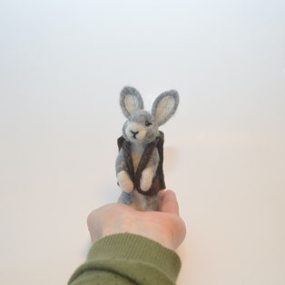 Hase nadelgefilzt, Osterhase, Osterhase mit Rucksack, Osterhase, Hase,  Hase Ostern, Ostern, Osterdeko, Gefilzter Baby Hase, nadelgefilzter Hase, Hase gefilzt, grauer Hase nadelgefilzt, Filz Hase, süsser Baby Hase, süsser Hase aus Filz, Filzfigur Hase, 