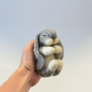 Ostehase, Baby Hase im Nest, schlafender Baby-Hase, Dekoration Ostern Hase im Nest, Osterdeko, Osterdekoration, Hase Ostern, süsse Hase nadelgefilzt, Hase aus Naturmaterialien, Osterdeko aus Wolle, Osterhase im Osternest, Geschenk Ostern, Geschenkidden Os