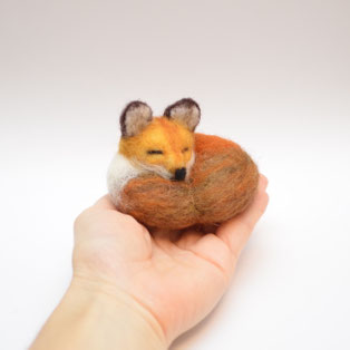 kleiner schlafender Fuchs, schlafender Fuchs, Fuchs, schlafender Fuchs Filz, kleiner Fuchs, Fuch aus Filz, Filzfuchs, Filztier Fuchs, gefilzter Fuchs, liegender Fuchs, Deko Fuchs, Fuchs Nadelgefilzt, Fuchs Jahreszeitentisch, Geschenk Fuchsliebhaber